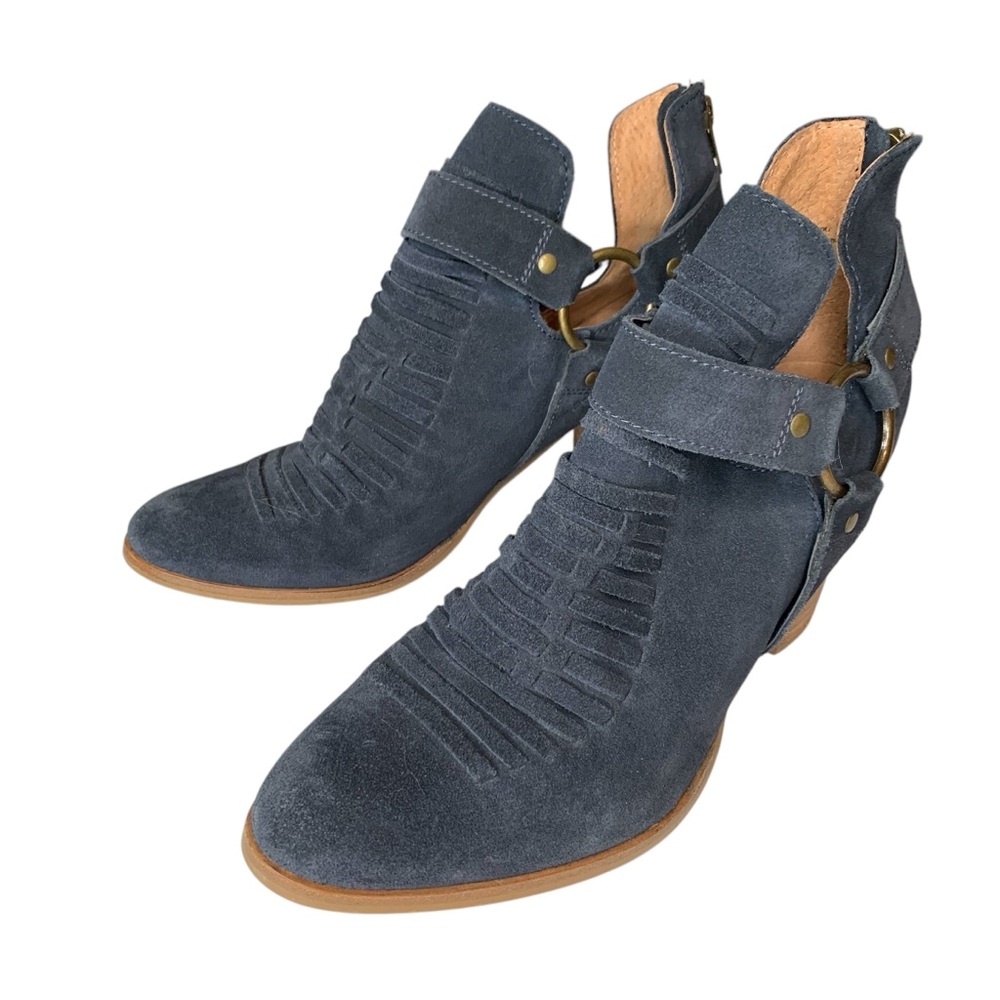 Seychelles Impossible‎ Suede Navy Bootie. Brass detail and woven front. Size 10